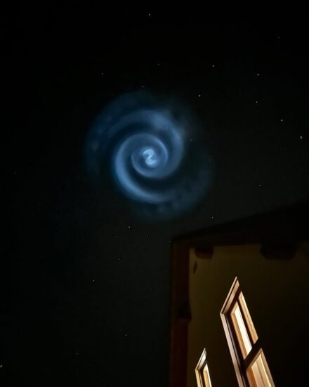 欧洲天空出现神秘的「发光螺旋」!还以为是外星人降临地球,结果又是 SpaceX 的杰作! - 我的世界基岩版中文站 - 我的世界基岩版中文站