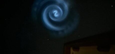 欧洲天空出现神秘的「发光螺旋」!还以为是外星人降临地球,结果又是 SpaceX 的杰作! - 我的世界基岩版中文站