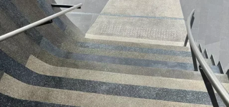 日本网友议论“东京涩谷 Sakura Stage”，这栋大楼的楼梯设计超烂！摆明故意要害人摔死吧！ - 我的世界基岩版中文站