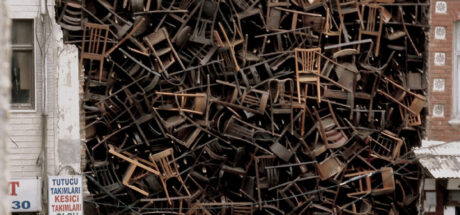 艺术家用 1500 张椅子,堆叠出对战乱的无声指控!隔着屏幕也能感受到震撼! - 我的世界基岩版中文站