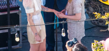 Kristen Stewart 结婚了,她的恋爱路从不平凡!与 Robert Pattinson 分手后遇到女友,经历多年决定相爱! - 我的世界基岩版中文站