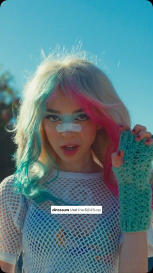 因为一首无厘头的自创歌曲,Sophie Powers 在全球爆红!在这位 Gen Z 身上,我们看到从容的人生态度! - 我的世界基岩版中文站 - 我的世界基岩版中文站