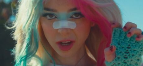 因为一首无厘头的自创歌曲,Sophie Powers 在全球爆红!在这位 Gen Z 身上,我们看到从容的人生态度! - 我的世界基岩版中文站