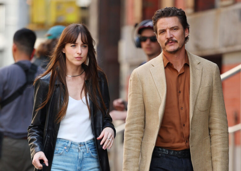 Pedro Pascal 在 A24 新作《物质主义者》狂追 Dakota Johnson！现实中他跟 Jennifer Aniston 传绯闻，感情很神秘！ - 我的世界基岩版中文站 - 我的世界基岩版中文站