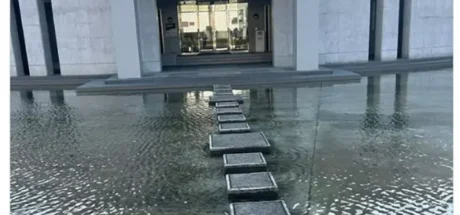 日本网友吐槽“大学图书馆设计”,进出都要跳过水中的飞石!这真的不是RPG的机关吗! - 我的世界基岩版中文站