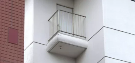 日本网友议论“大楼中的迷之设计”，只能站一个人的超小阳台！如果在游戏世界这里肯定有宝箱！ - 我的世界基岩版中文站