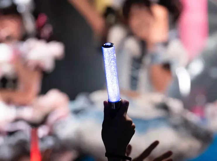 日本网友议论“失败的演唱会照片”,想拍偶像却失焦让摄影师失望了!然而许多人却觉得,捕捉到了偶像的独有氛围! - 奇趣星球报 - 奇趣星球报