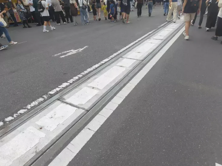 日本熊谷市“祭典奇景”，中央分隔岛会妨碍花车怎么办！做成收纳式设计，竟能一秒“隐身”！ - 我的世界基岩版中文站 - 我的世界基岩版中文站