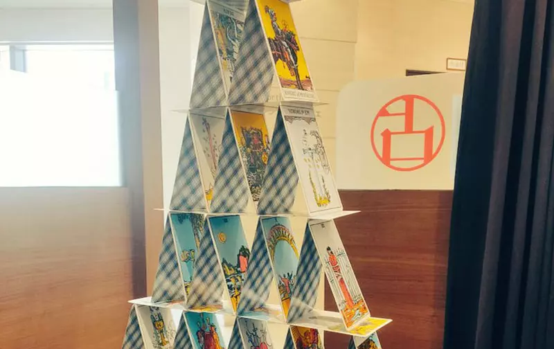 日本网友议论“占卜师的秘密”,没有客人的时候它们都在做什么!甚至有人猜测在学西索叠牌自娱自乐! - 我的世界基岩版中文站 - 我的世界基岩版中文站