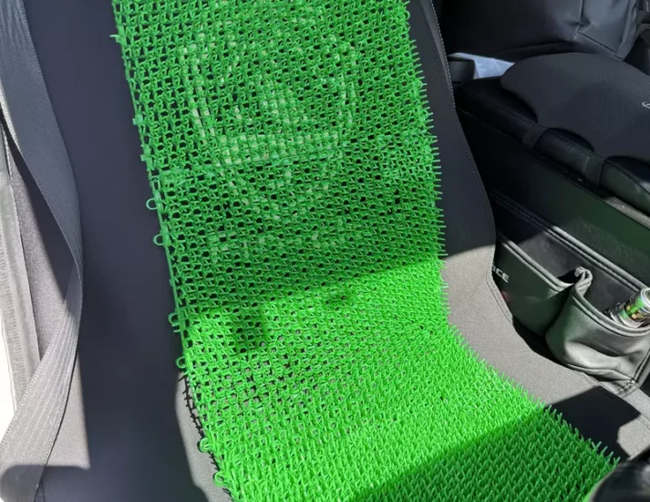 日本网友议论“用人工草皮当椅垫”，坐起来全身上下超凉快！但也可能藏有看不到的危险性！ - 奇趣星球报 - 奇趣星球报