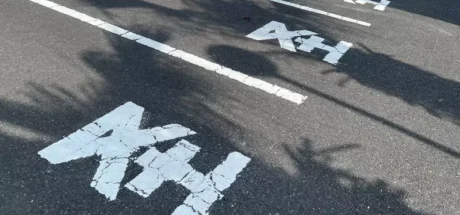 日本网友议论“地上神秘的文字'圣'”，九州的停车场才看得到这种用法！难道只有神圣的车才能停在这里吗！ - 我的世界基岩版中文站