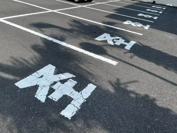 日本网友议论“地上神秘的文字'圣'”，九州的停车场才看得到这种用法！难道只有神圣的车才能停在这里吗！ - 我的世界基岩版中文站 - 我的世界基岩版中文站