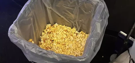 日本网友议论“电影院爆米花的处理方式”，看完电影还剩下半桶怎么办！许多人争论究竟是要丢，还是要带回家！ - 我的世界基岩版中文站