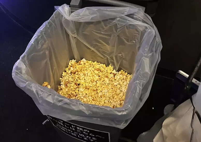 日本网友议论“电影院爆米花的处理方式”，看完电影还剩下半桶怎么办！许多人争论究竟是要丢，还是要带回家！ - 我的世界基岩版中文站 - 我的世界基岩版中文站