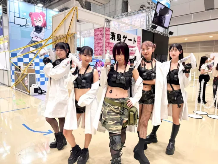 日本去年《Comic Market》引发话题的“除臭防卫队”又来了！Coser出动消灭臭气熏天的宅宅！ - 奇趣星球报 - 奇趣星球报
