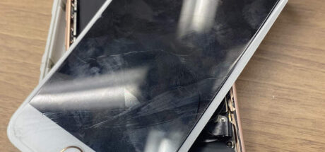 日本网友议论“手机掉进电梯缝隙的下场”,许多人分享支离破碎的躯壳!你还敢在搭电梯的时候玩手机吗! - 我的世界基岩版中文站