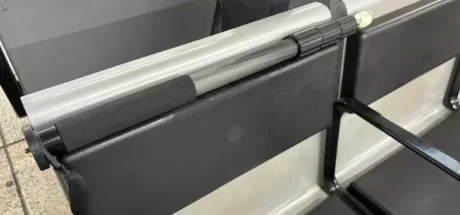 日本网友意外将“单脚架忘在车站了”,经过一整天竟没人发现!他亲自回去查看后,惊觉这还真不怪别人没看到! - 我的世界基岩版中文站