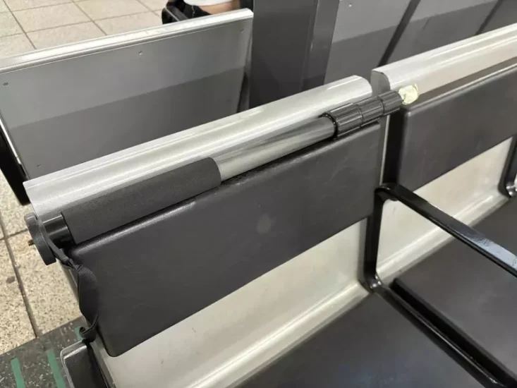 日本网友意外将“单脚架忘在车站了”，经过一整天竟没人发现！他亲自回去查看后，惊觉这还真不怪别人没看到！ - 奇趣星球报 - 奇趣星球报