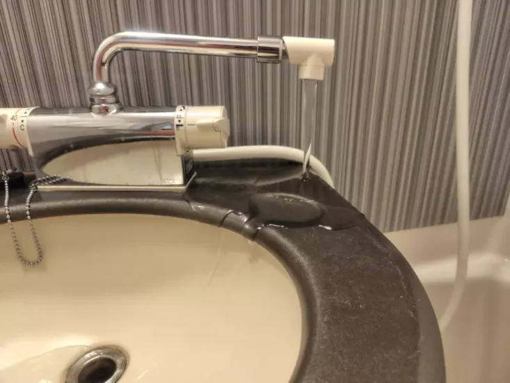 日本知名乐团吉他手吐槽“饭店水龙头”，他想在浴缸放水却嫌管子不够长！然而经网友指点才惊觉糗大了！ - 奇趣星球报 - 奇趣星球报