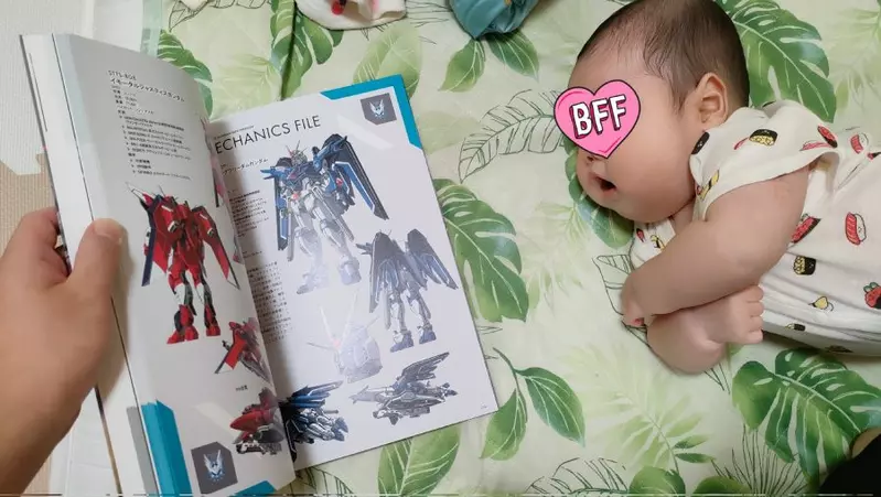 日本网友分享“高达绘师的幼儿教育，从小让儿子看高达设定集！能不能够养成天生的高达迷呢！ - 奇趣星球报 - 奇趣星球报