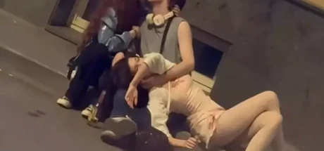 日本网友议论“新宿歌舞伎町被拍到的谜之3人组”，画面过于美好！反而成为网友恶搞创作对象！ - 我的世界基岩版中文站