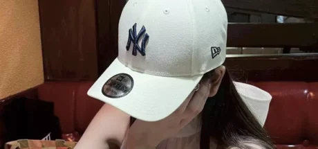 日本网友议论“帽子上的贴纸”,为什么许多人不撕就直接戴!有人就分析了这种行为的优缺点! - 我的世界基岩版中文站