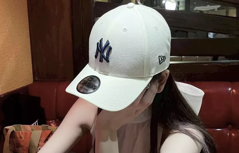 日本网友议论“帽子上的贴纸”，为什么许多人不撕就直接戴！有人就分析了这种行为的优缺点！ - 奇趣星球报 - 奇趣星球报