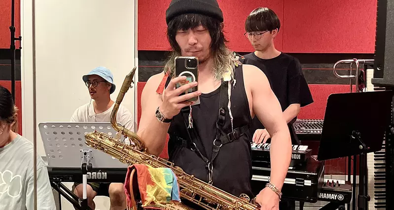 日本知名乐手议论“生平第一次穿无袖背心”，36岁的他表示超级不习惯！没了袖子才体会到袖子的重要！ - 奇趣星球报 - 奇趣星球报