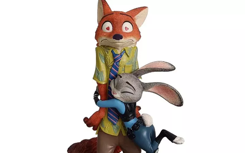 日本迪士尼《疯狂动物城》10周年玩偶“人设崩坏”引发网友强烈不满，尼克的眼睛设计成了爱心状！仿佛想直观展现尼克对朱迪的深厚情感！ - 奇趣星球报 - 奇趣星球报