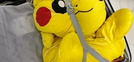 日本网友分享“装在行李箱内的皮卡丘玩偶”，没它就会睡不着！所以每次旅行一定都会带着！ - 奇趣星球报