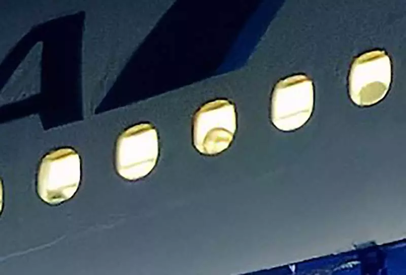 《话题飞机照片》第7排的乘客是男是女?摄影师的见解引爆网友议论 《话题飞机照片》第7排的乘客是男是女?摄影师的见解引爆网友议论