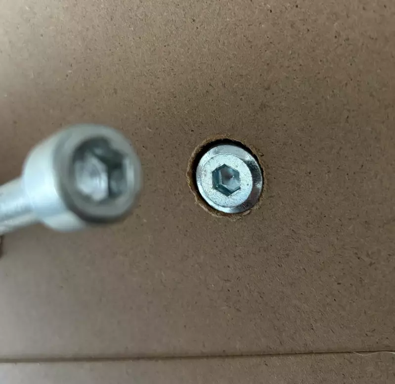 《漫画家蛇藏》家中的猫咪突然叼来超大根螺丝 急问网友可能是从哪里冒出来？