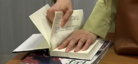 日本电视台探访“看法两极的阅读习惯”，实体书太厚不想带出门！有人竟选择撕下书页减轻重量！ - 奇趣星球报