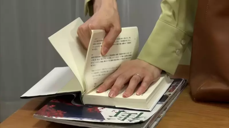 日本电视台探访“看法两极的阅读习惯”,实体书太厚不想带出门!有人竟选择撕下书页减轻重量! - 奇趣星球报 - 奇趣星球报
