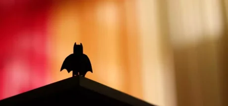 国外专家开展社会实验“蝙蝠侠效应”，研究发现只要蝙蝠侠现身的情形下！主动让座和表现友善的乘客，比没有“英雄现身”的情境多出近1.8倍！ - 奇趣星球报