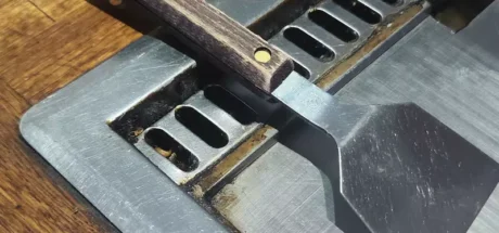 日本店家分享“广岛御好烧的正确吃法”，小铲子摆在铁板上其实超危险！店家亲自传授正统吃法！ - 奇趣星球报