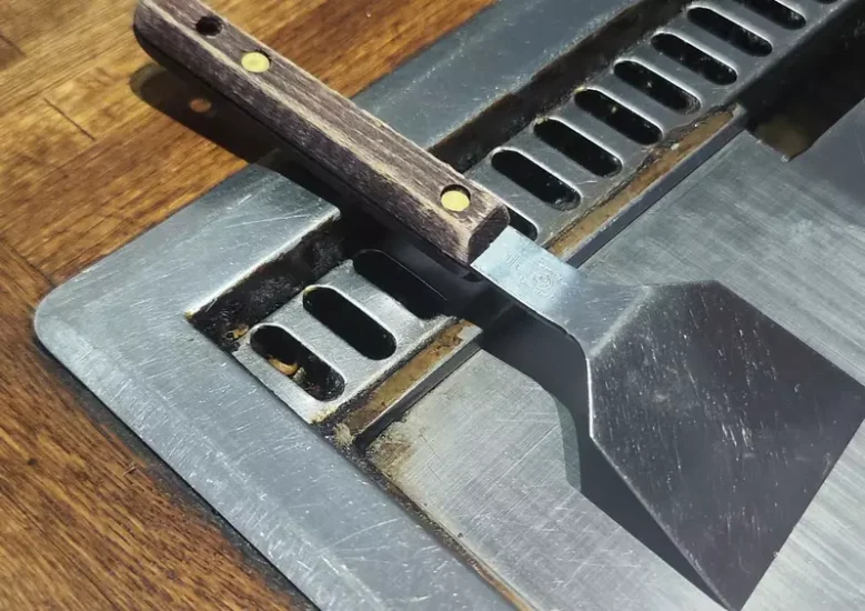 日本店家分享“广岛御好烧的正确吃法”，小铲子摆在铁板上其实超危险！店家亲自传授正统吃法！ - 奇趣星球报 - 奇趣星球报