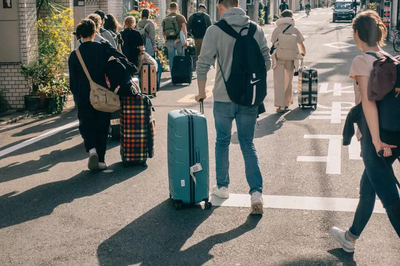 日本网友分享“装在行李箱内的皮卡丘玩偶”，没它就会睡不着！所以每次旅行一定都会带着！