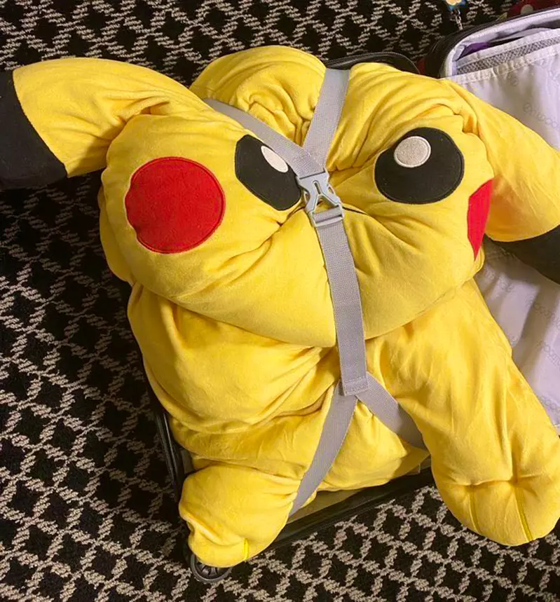 日本网友分享“装在行李箱内的皮卡丘玩偶”，没它就会睡不着！所以每次旅行一定都会带着！