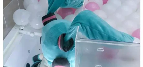 日本网友议论“初音未来玩偶在抓娃娃机中频频出戏”，她的双马尾超容易卡洞口！娃娃机玩家纷纷发出，自己夹娃娃被卡住的案例！ - 奇趣星球报