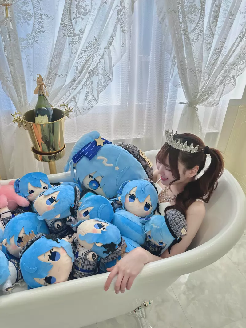 《收藏同款周边商品的人》只有转卖商才会这么做？死忠粉丝都来分享家中的祭坛了