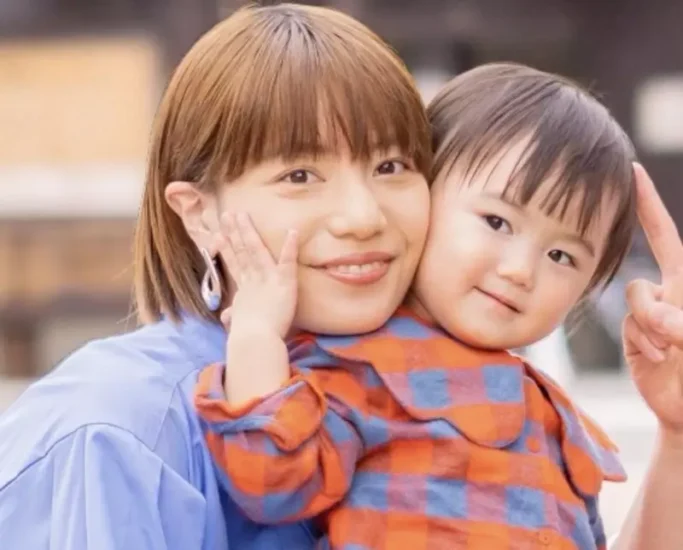 日本知名作家分享“家人照片设成手机壁纸”,这样可以让他每天工作更有干劲!然而他却根本不知道照片中的人是谁! - 奇趣星球报 - 奇趣星球报