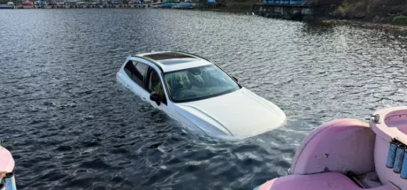 日本网友议论“《头文字D》秋名山原型奇葩新景点”,冲进湖里的汽车旁站满了围观的人!没想到竟成了新晋旅游打卡地! - 奇趣星球报