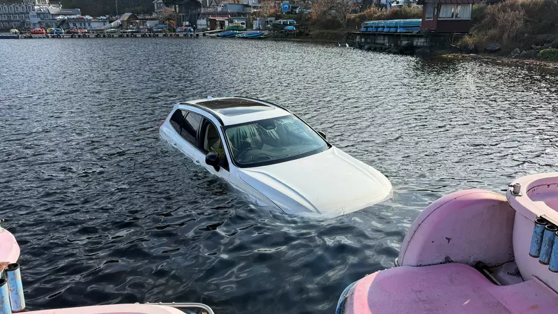 日本网友议论“《头文字D》秋名山原型奇葩新景点”，冲进湖里的汽车旁站满了围观的人！没想到竟成了新晋旅游打卡地！ - 奇趣星球报 - 奇趣星球报