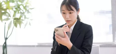 日本博主分享“快速解决手机成瘾的方法”，只要把手机的显示屏切换成 “黑白模式”！人们对手机的依赖程度，就自然会迅速下降！ - 奇趣星球报