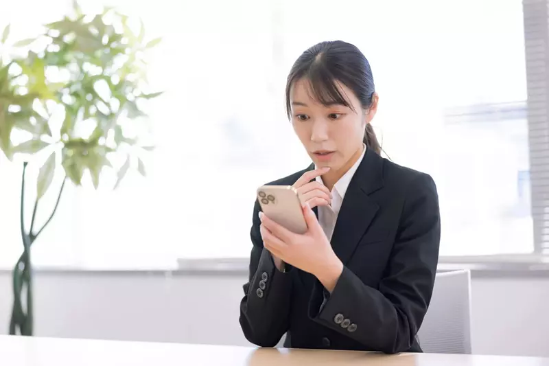 日本博主分享“快速解决手机成瘾的方法”,只要把手机的显示屏切换成 “黑白模式”!人们对手机的依赖程度,就自然会迅速下降! - 奇趣星球报 - 奇趣星球报