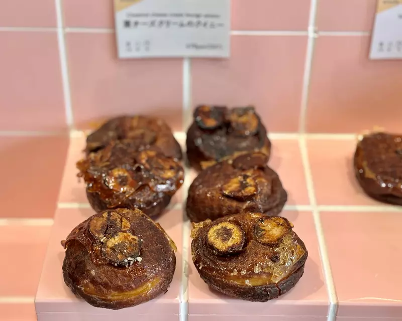 网友吐槽《这个甜甜圈陈列方式好奇怪》看起来像是发霉的厕所地板？