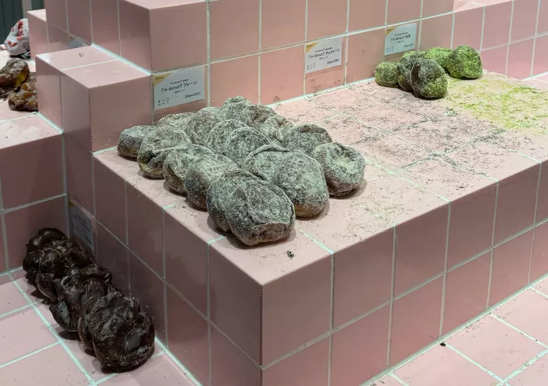 网友吐槽《这个甜甜圈陈列方式好奇怪》看起来像是发霉的厕所地板？