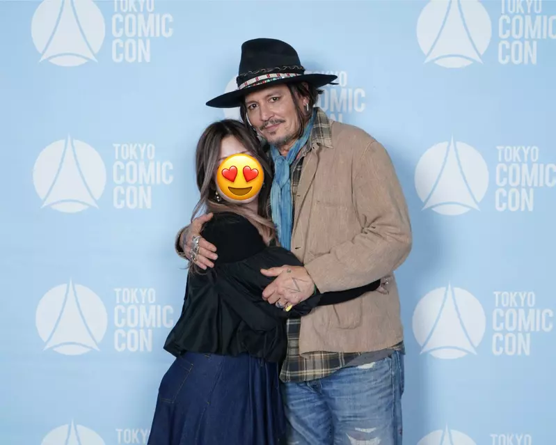 《强尼戴普》赴日配戴扭蛋玩具玉米戒指 爆红飙出十倍以上转卖价 《强尼戴普》赴日配戴扭蛋玩具玉米戒指 爆红飙出十倍以上转卖价