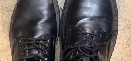 日本网友议论“穿错鞋子的人”，参加完活动发现自己的鞋子只剩下一只！最后整个网络仿佛都在关注这两双“迷路的鞋子”！ - 奇趣星球报